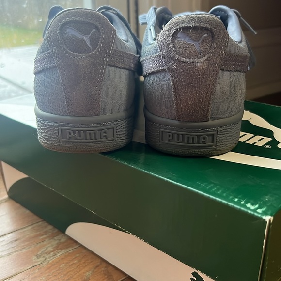 WOMEN’S SUEDE CLASSIC EMBOSS PUMAS, size 7.5 - Picture 2 of 6